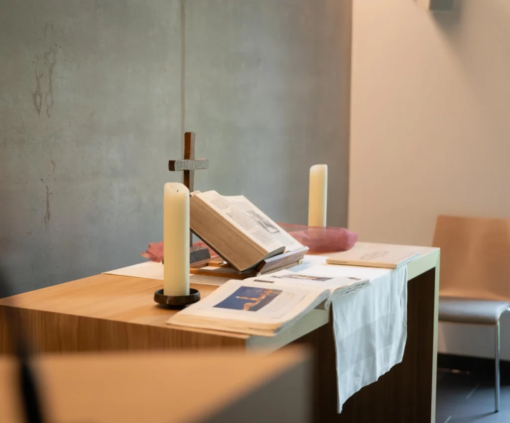 Altar mit Bibel und Kreuz